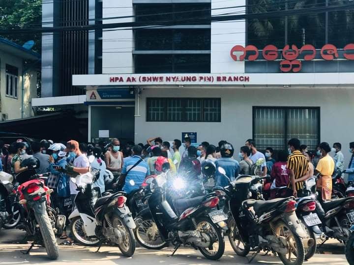 ဘားအံမြို့တွင် KBZ ဘဏ်ခွဲပြန်ဖွင့်သဖြင့် ငွေလာထုတ်ယူသူ များပြားနေ
