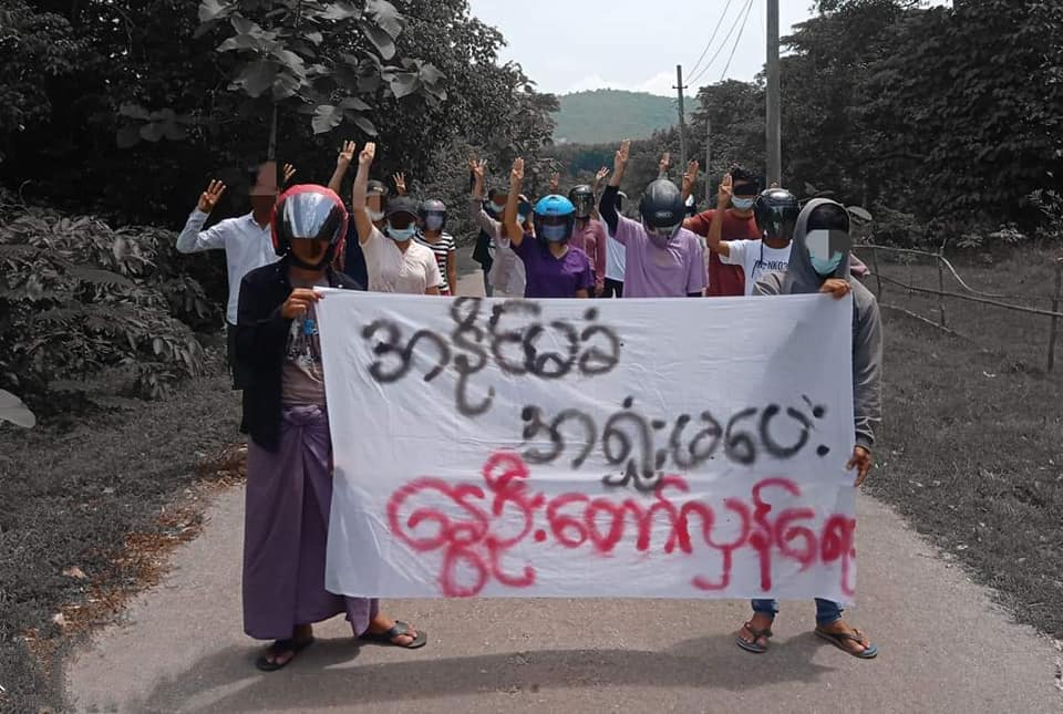 မော်လမြိုင်လူငယ်များ စစ်အာဏာရှင်ကို ဆန္ဒဆက်ပြ