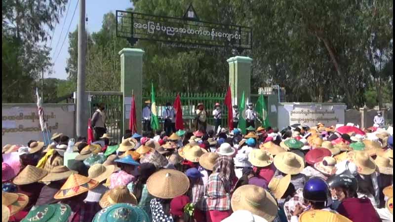 ယင်းမာပင်နှင့် ဆားလင်းကြီးဒေသခံပြည်သူများ  စစ်ကျွန်ပညာ​ရေး ဆန့်ကျင်ဆန္ဒပြ
