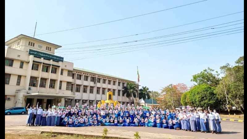 မော်လမြိုင်တက္ကသိုလ် ၂ ခုက ဆရာ၊ ဆရာမ ၁၃၆ ဦး အလုပ်ရပ်နားခံရ