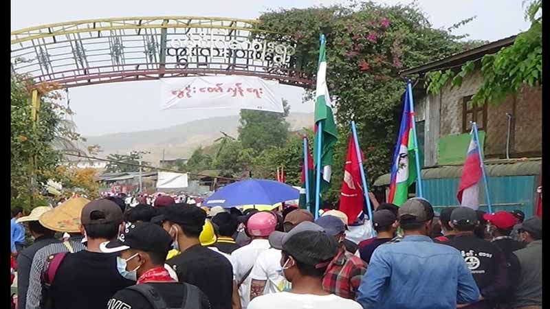 ဖားကန့်က ဆန္ဒပြခေါင်းဆောင်ဟု ယူဆရသူ ၁၂ ဦးကို အကြမ်းဖက်စစ်အုပ်စု ဖမ်းဆီး