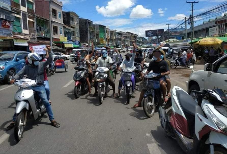 နွေဦးတော်လှန်ရေး ရက် ၁၀၀ ပြည့် မော်လမြိုင်မြို့က ပြည်သူများ ဆန္ဒပြ