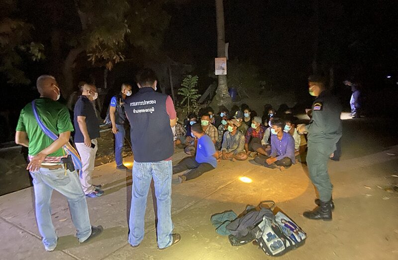 ထိုင်းသို့ တရားမဝင် ဝင်လာသူများကို တင်ဆောင်လာသည့်ကားမှောက်၊ မြန်မာ ၆ ဦးဒဏ်ရာရ