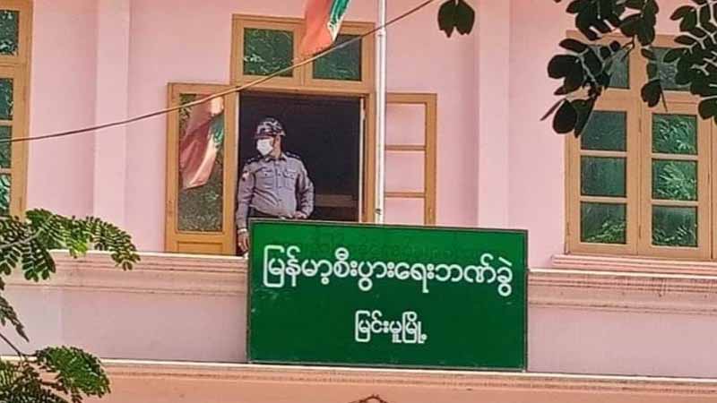 မြင်းမူမြို့ မြန်မာ့စီးပွားရေးဘဏ်  ဗုံးကွဲ၊  ဝန်ထမ်း ၁ ဦး ဒဏ်ရ