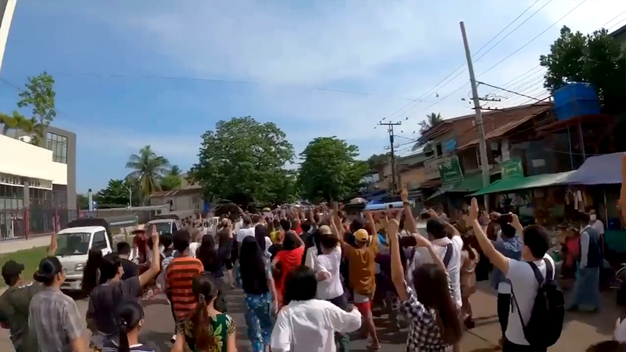 ရန်ကုန်သပိတ်စစ်ကြောင်းက လူငယ် ၅ ဦးထက်မနည်း ဖမ်းဆီးခံရ