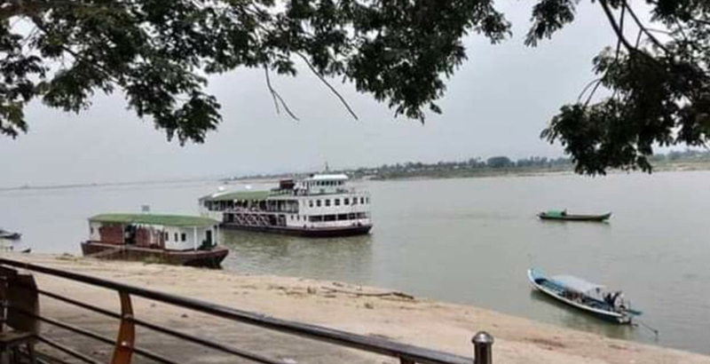 အကြမ်းဖက်စစ်အုပ်စုရိက္ခာတင် သင်္ဘောတစ်စီး ပစ်ခတ်ခံရ