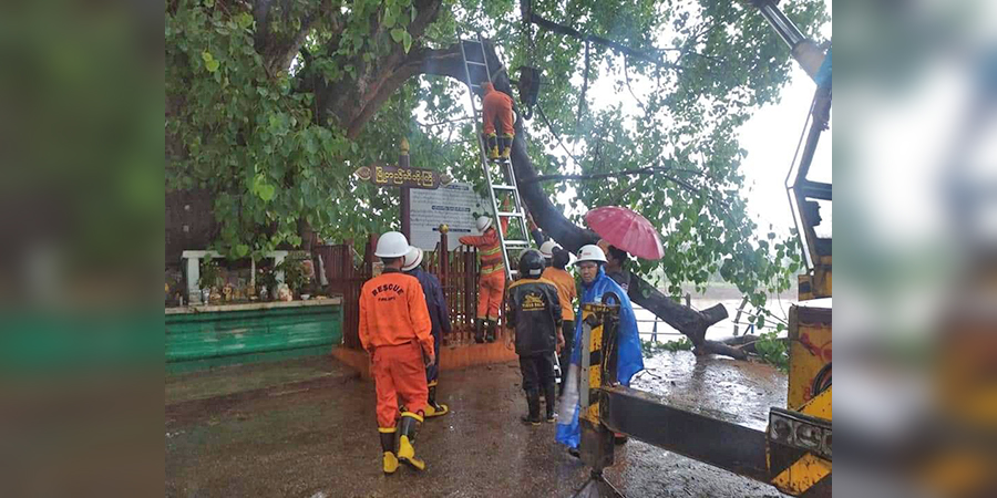 သီပေါမြို့တွင် မိုးသက်လေပြင်းကျ၍ လမ်းများပိတ်ဆို့၊ ကျောက်မဲတွင် မိုးသည်းထန်၍ ရေကြီးရေလျှံမှုများ ဖြစ်