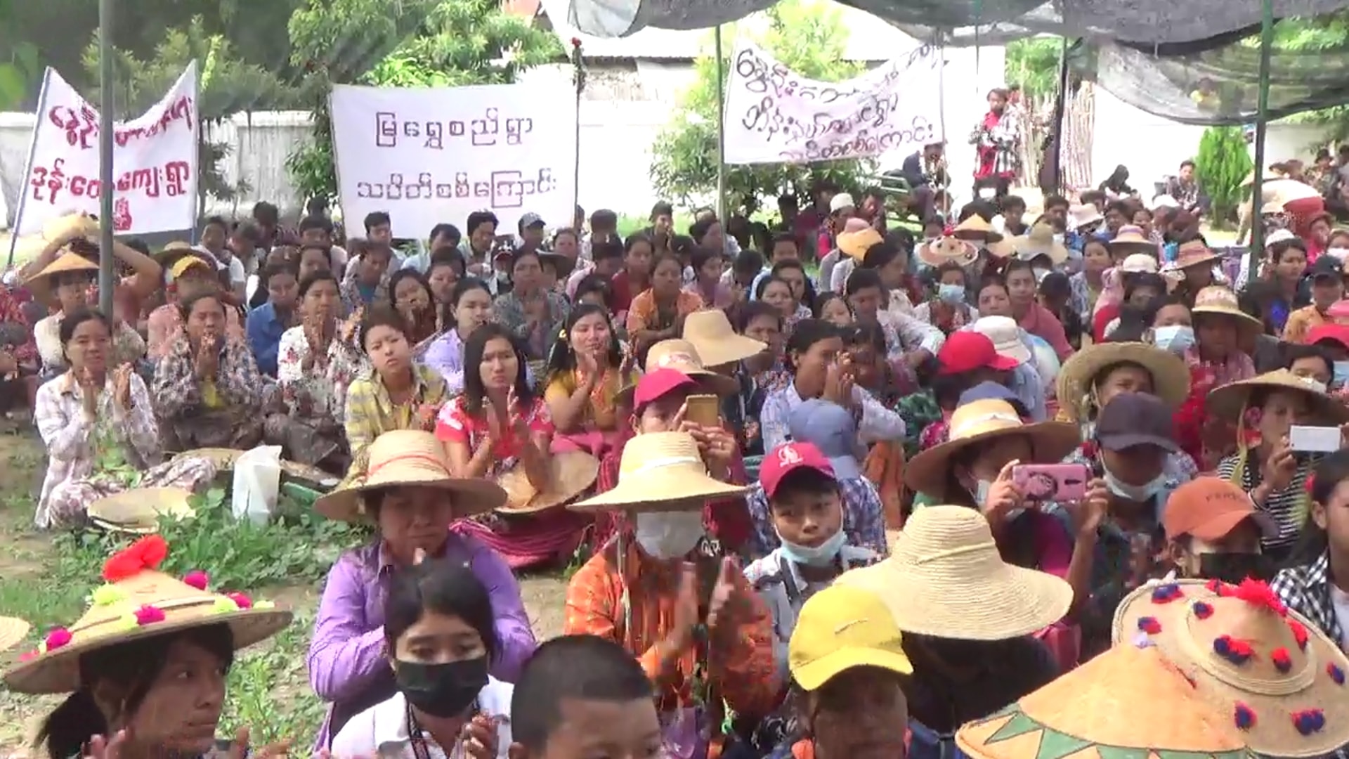 ယင်းမာပင်နှင့် ဆားလင်းကြီးဒေသခံ ကျေးလက်​နေပြည်သူများ စစ်အာဏာရှင် ဆန့်ကျင်ဆန္ဒပြ