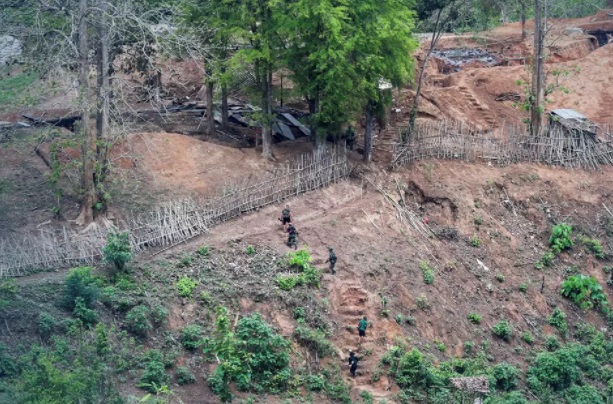 စစ်ကောင်စီတပ်ကပစ်ခတ်သည့် လက်နက်ကြီးကျည်များ ထိုင်းရွာထဲကျရောက်