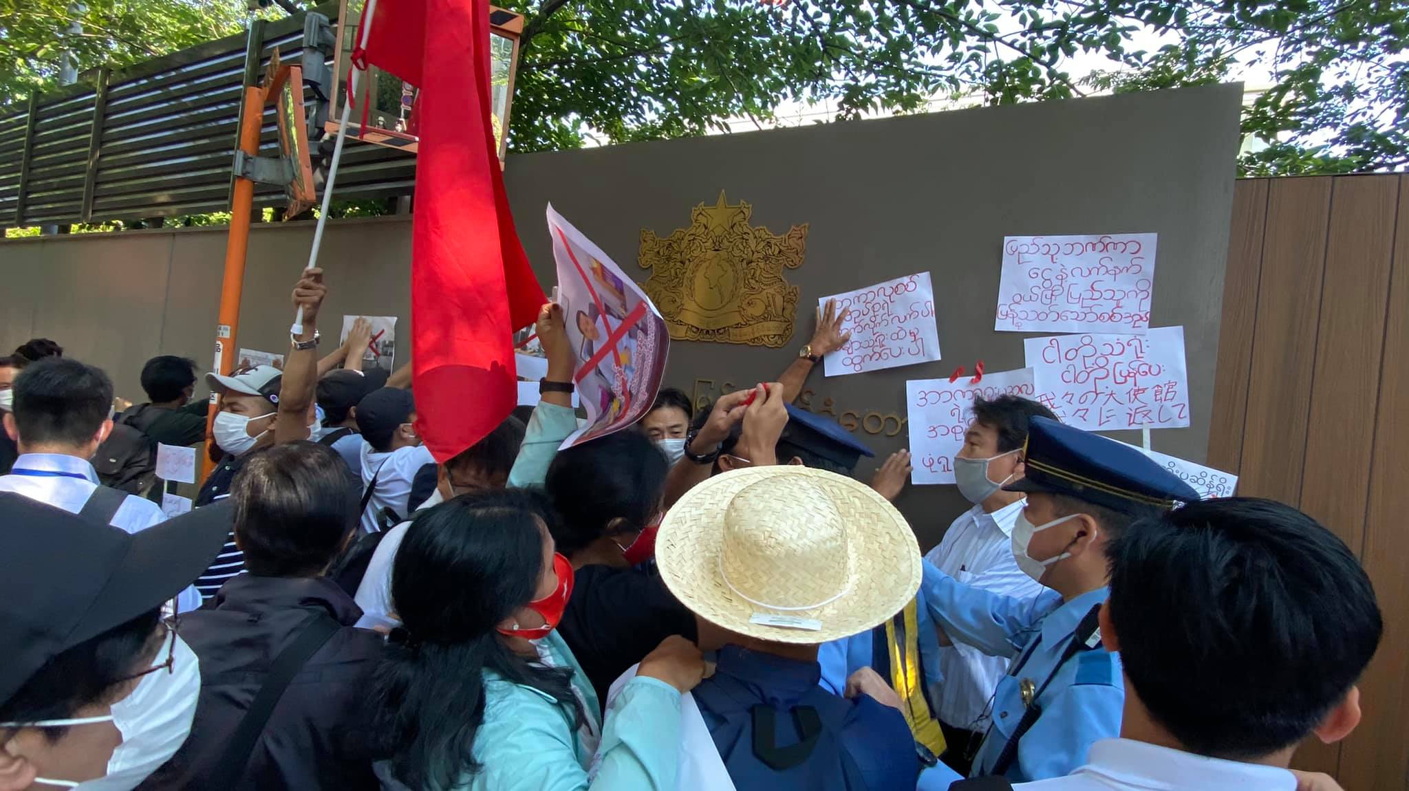 တိုကျို မြန်မာသံရုံးရှေ့တွင် ဆန္ဒပြမြန်မာများနှင့် ရဲအချို့ ရုန်းရင်းဆန်ခတ်ဖြစ်
