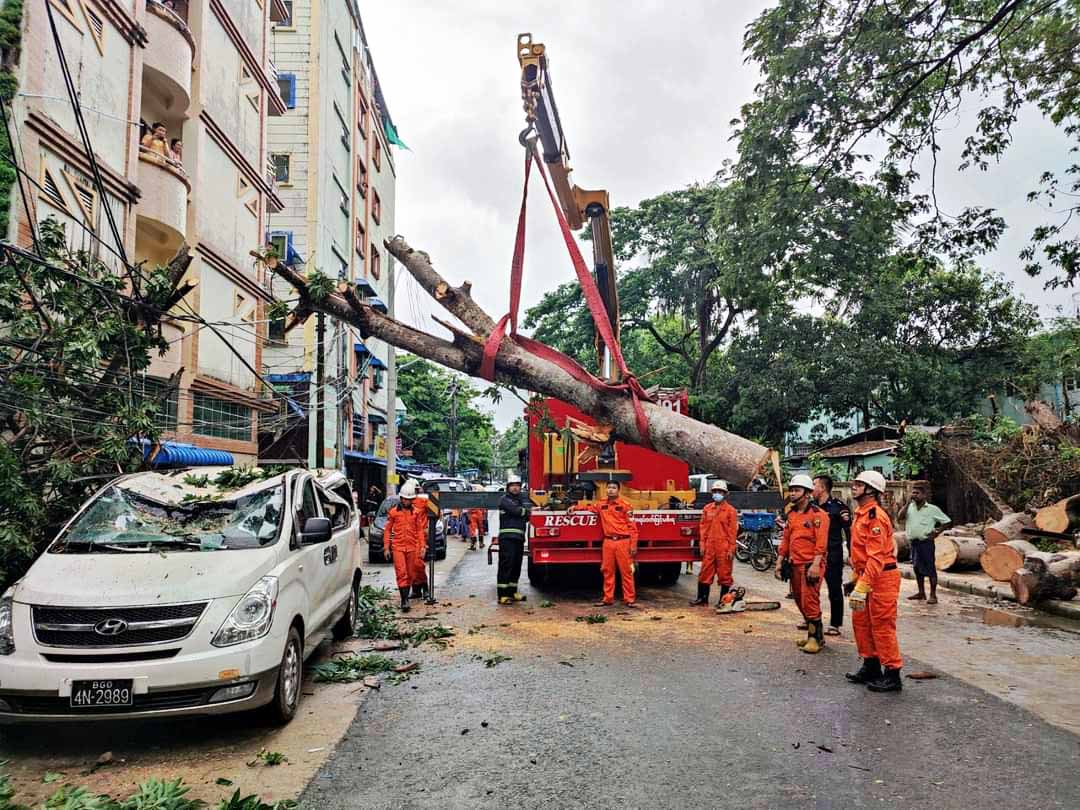 ဗဟန်းတွင် မိုးသက်လေပြင်းတိုက်ခတ်မှုကြောင့် သစ်ပင်လဲကျ၊ ကားတစ်စီး ပျက်စီး