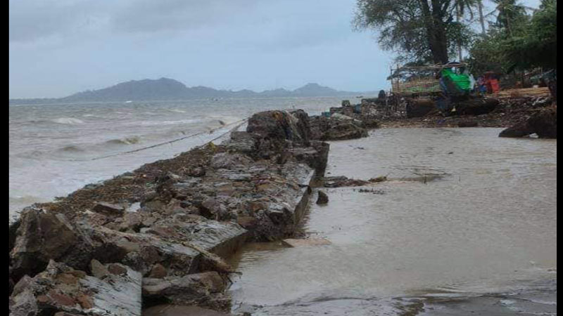 မုန်တိုင်းအရှိန်ကြောင့် ရခိုင်ပြည်နယ်တွင်  ဒီရေထိန်း ကမ်းပါးများ ပြိုကျပျက်စီး
