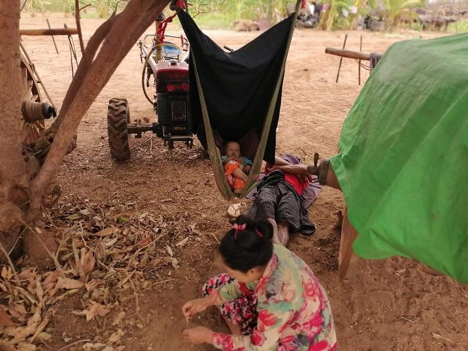 စစ်ကောင်စီတပ်က ဝင်ရောက်ရှာဖွေမှုများ ပြုလုပ်နေ၍ မိုးကောင်းရွာသားများ ဘေးလွတ်ရာ ထွက်ပြေး