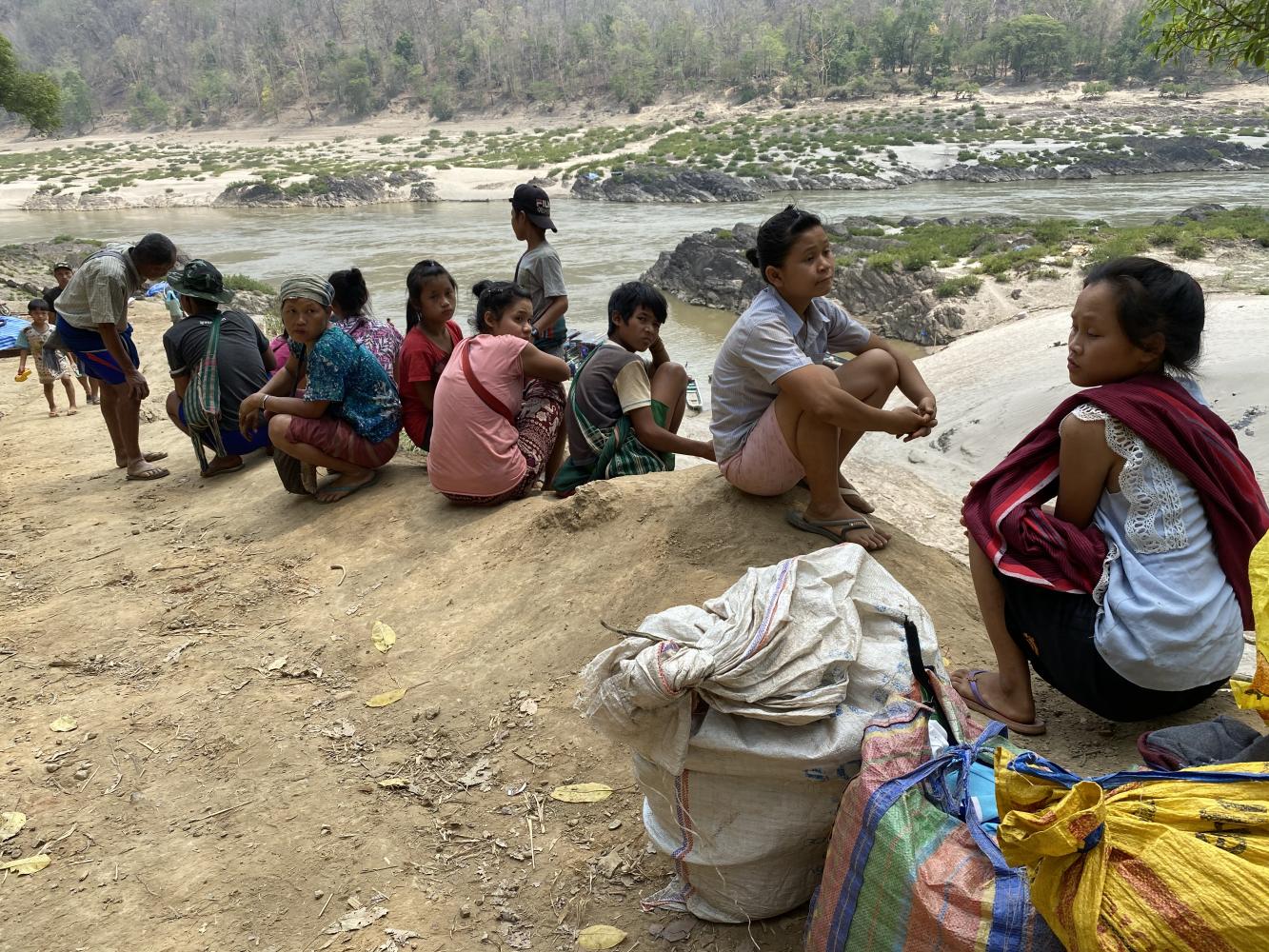 သံလွင်မြစ်ကမ်းတလျှောက် စစ်ရှောင်ကရင်ဒုက္ခသည်ထောင်သောင်းချီ အကူအညီ လိုအပ်နေ
