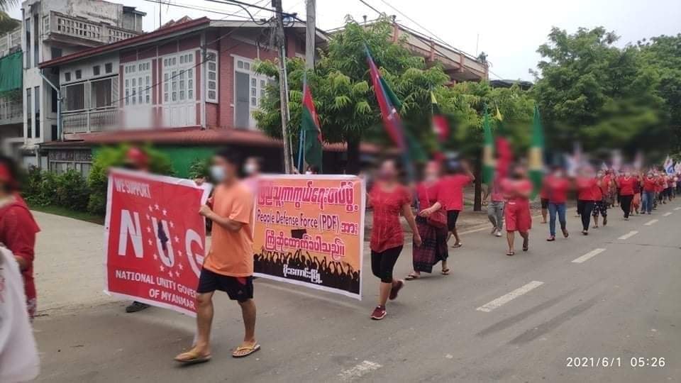 မိုးကောင်းမြို့က ရဲရင့်ခြင်း အနီရောင် အရုဏ်ဦးသပိတ်