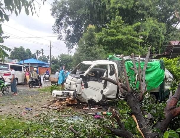 စစ်တပ်မိသားစု စီးနင်းလာသည့်ကား အရှိန်လွန်တိမ်းမှောက် ၂ ဦး ပွဲချင်းပြီး သေဆုံး