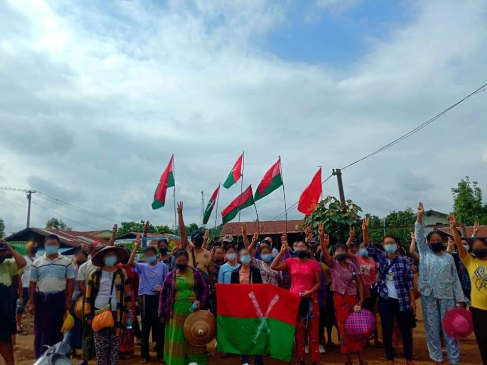ဖားကန့် လုံးခင်းကျေးရွာက ပြည်သူများ စစ်အာဏာရှင်ကို ဆန့်ကျင်ဆန္ဒပြ