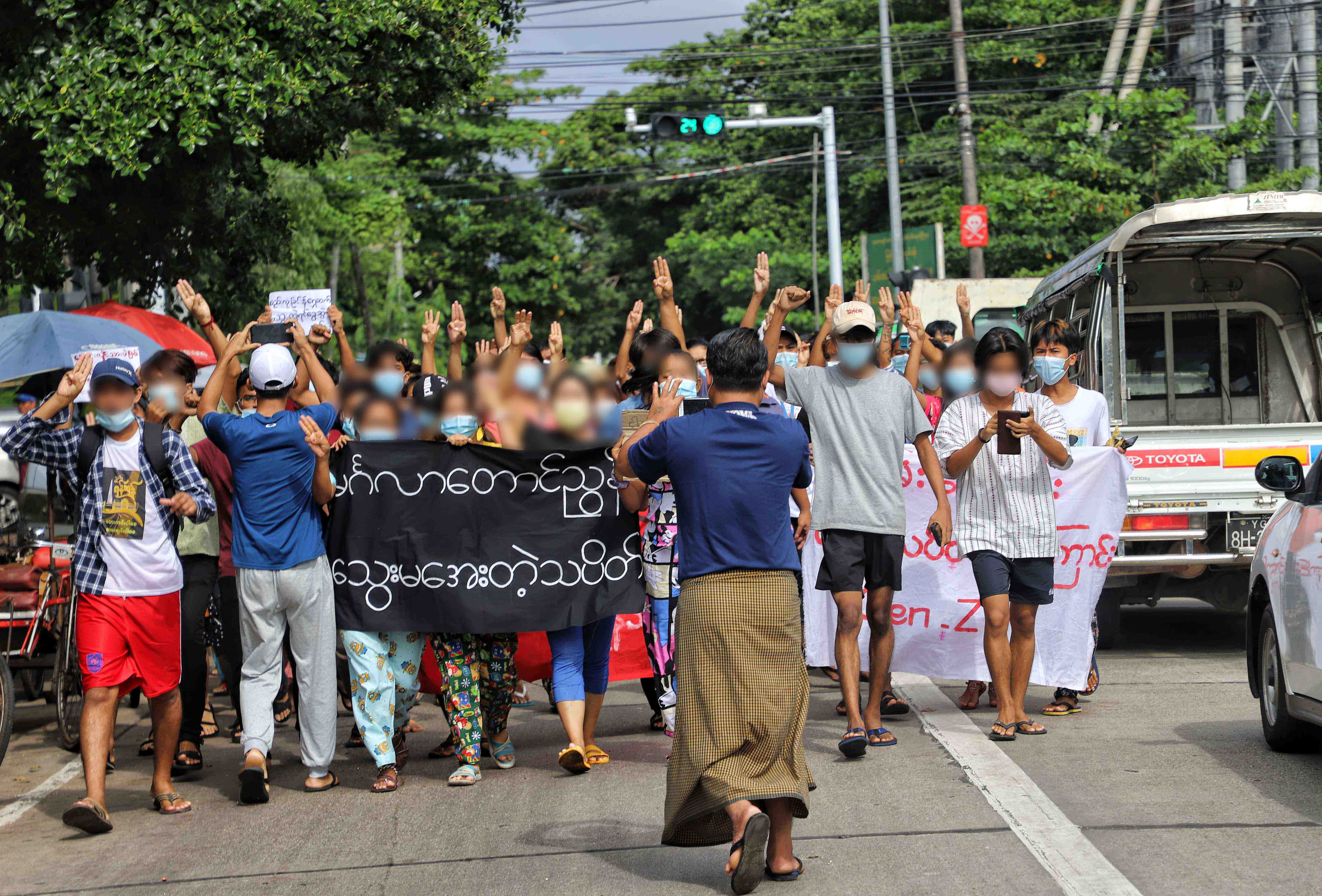 ရန်ကုန်တွင် စစ်အာဏာရှင်ဆန့်ကျင်ဆန္ဒပြသည့် လူငယ် ၂ ဦး ဖမ်းဆီးခံရ