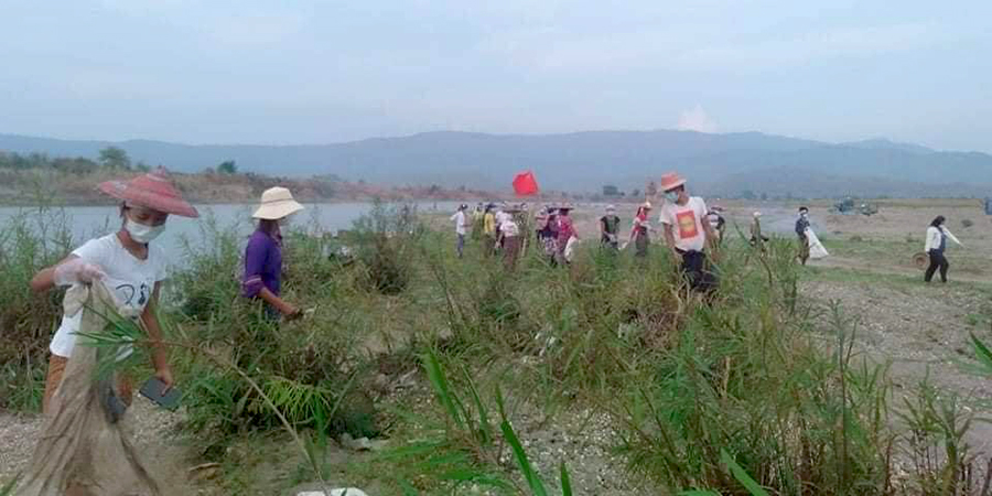 ယောဒေသမှ လူငယ်များ အမှိုက်ကောက်ရင်း စစ်အာဏာရှင်ဆန့်ကျင် ဆန္ဒပြ