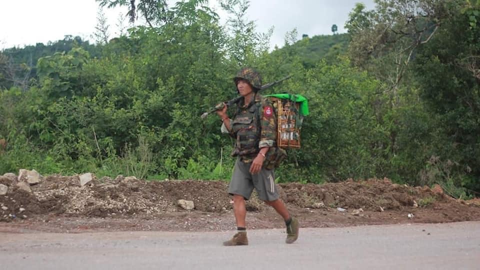 လွိုင်ကော်မြို့ကို ချီတက်လာသည့် အကြမ်းဖက်စစ်ကောင်စီတပ်ဖွဲ့ဝင်များ (ဓာတ်ပုံ)