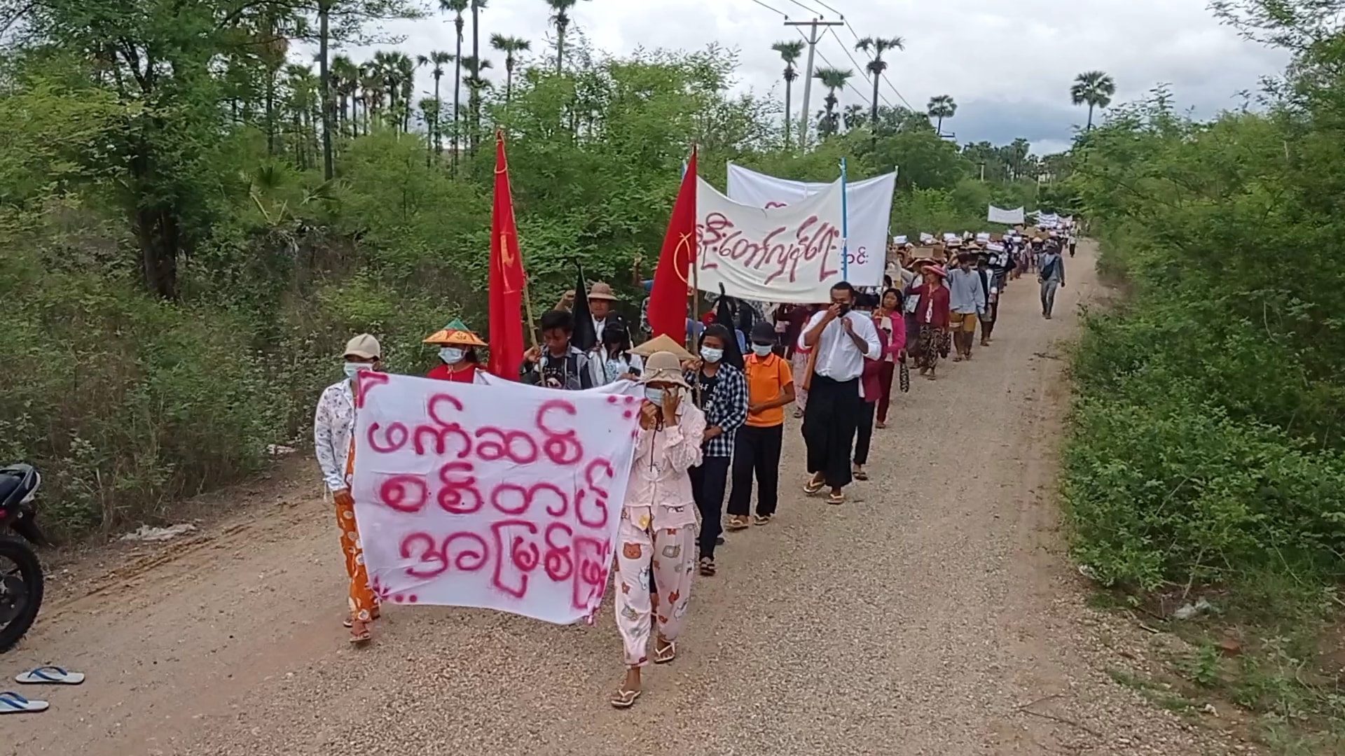 ဖက်ဆစ်စစ်တပ်အမြစ်ဖြတ်ရေး ယင်းမာပင်နှင့် ဆားလင်းကြီးဒေသခံများ ဆန္ဒပြ