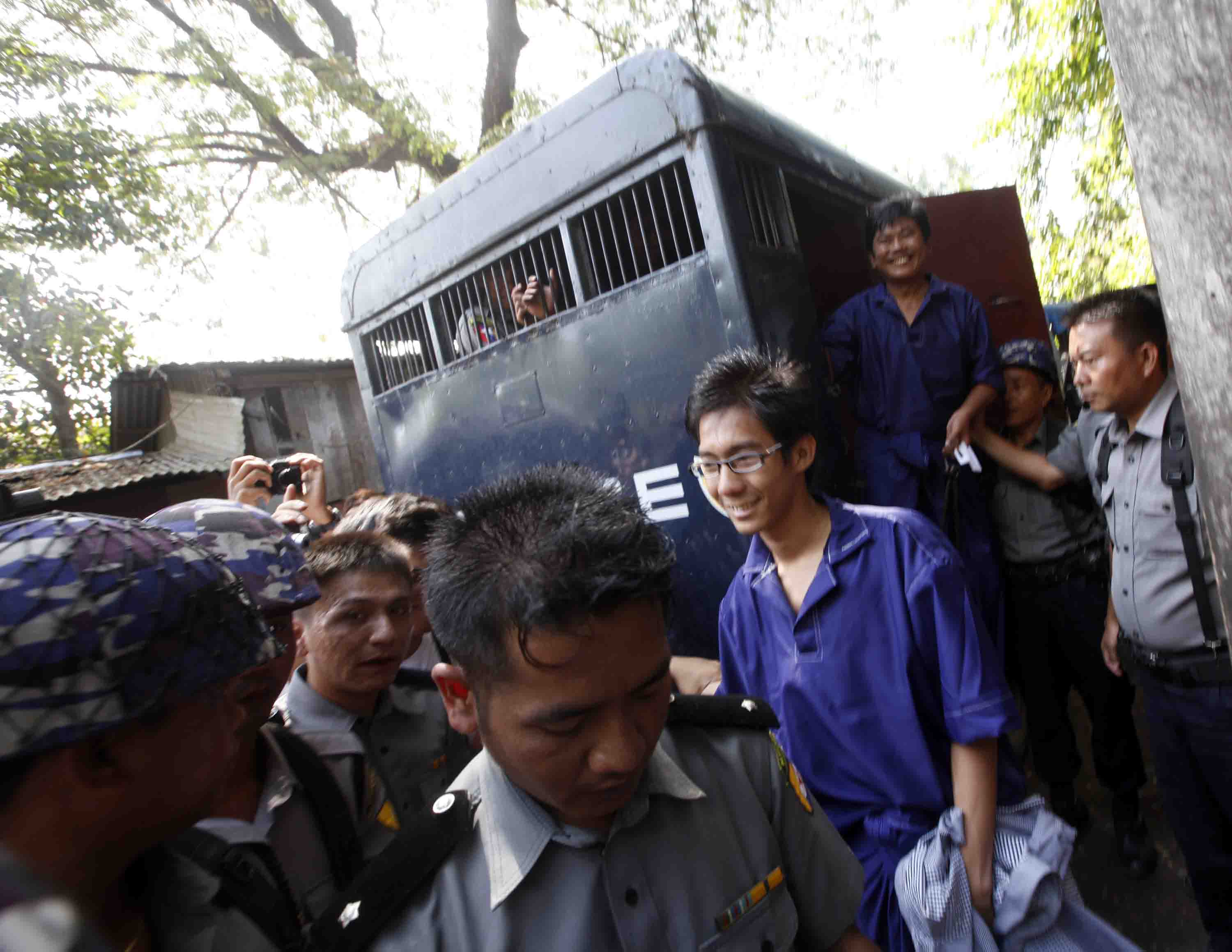 လက္ပံေတာင္းေတာင္အေရး လႈပ္႐ွားသူ ၆ ဦးကို ျမို့နယ္ ၃ ျမို့နယ္က အလုပ္ၾကမ္းနဲ့ ေထာင္ဒဏ္ ၁ လ ပူးတဲြ ခ်မွတ္
