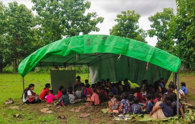 ကယားစစ်ဘေးရှောင်ကလေးငယ်များ ပညာသင်ကြားနေသည့်မြင်ကွင်း