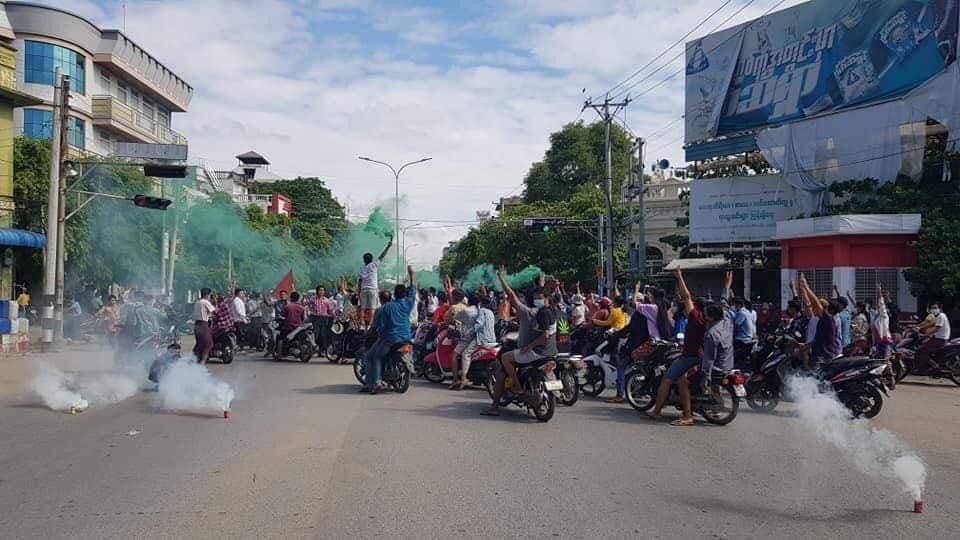 မုံရွာပင်မသပိတ်စစ်ကြောင်း စစ်အာဏာရှင်ကို ဆက်လက်ဆန္ဒပြ