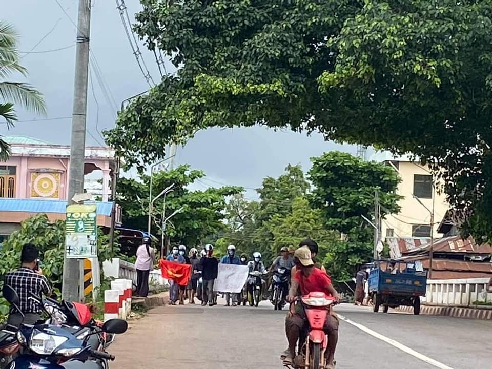 လက်နက်ကိုင်တော်လှန်ရေးမှတပါး အခြားမရှိကြောင်း ကျိုက်ထိုတွင် ဆန္ဒပြ
