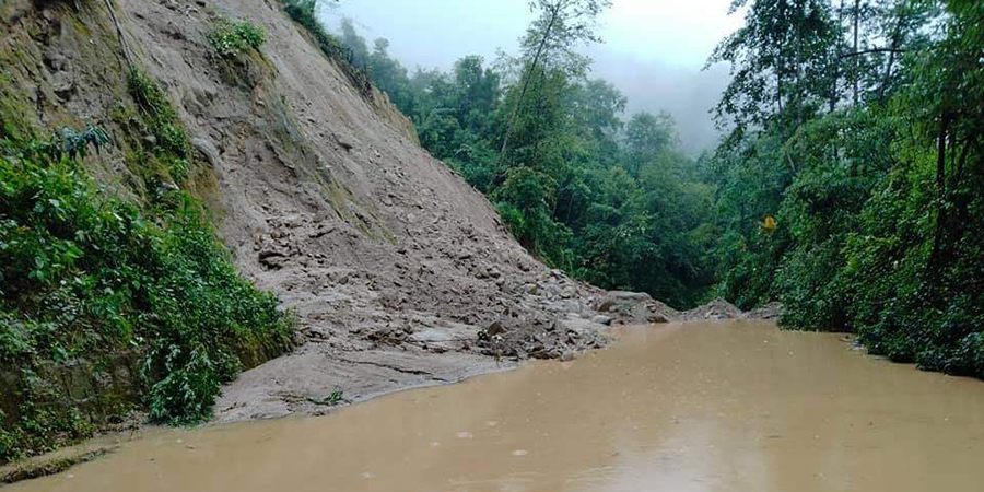 မိုးဆက်ရွာသွန်းမှုကြောင့် ကန်ပိုက်တီနယ်စပ်လမ်း တောင်ပြိုပြီး လမ်းပိတ်နေ