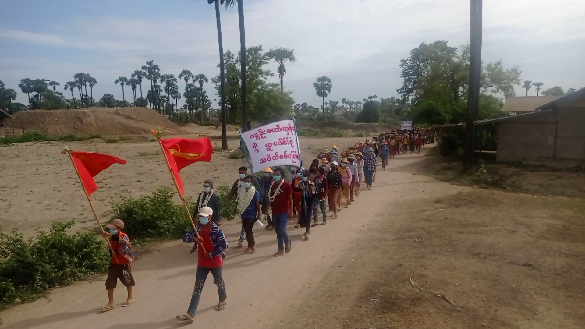 ယင်းမာပင်နှင့်ဆားလင်းကြီးသပိတ်ကို မုံရွာပင်မသပိတ်​ ဦး​ဆောင်ကော်မတီဝင်များ ဝန်းရံပူး​ပေါင်း