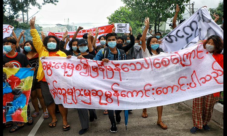 အာဏာသိမ်းစစ်ခေါင်းဆောင် မင်းအောင်​လှိုင် “မွေးနေ့မှစ၍ မြန်မြန်သေပါစေကြောင်း” ရန်ကုန်မြို့၌ ဆန္ဒပြ
