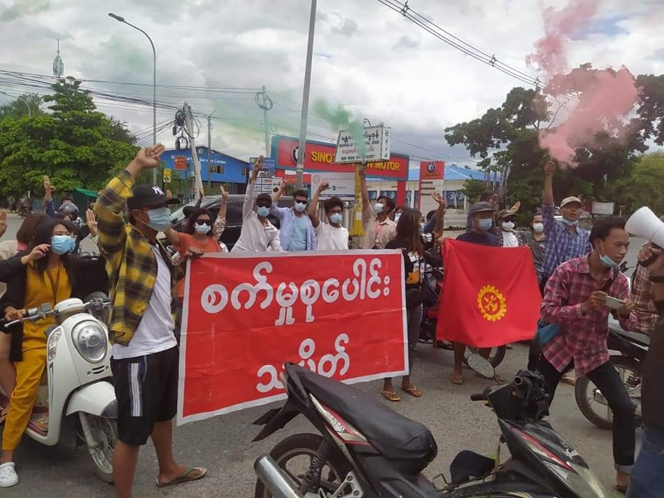 မန္တလေးတွင် စက်မှုစုပေါင်းသပိတ်စစ်ကြောင်း  ဆန္ဒပြ