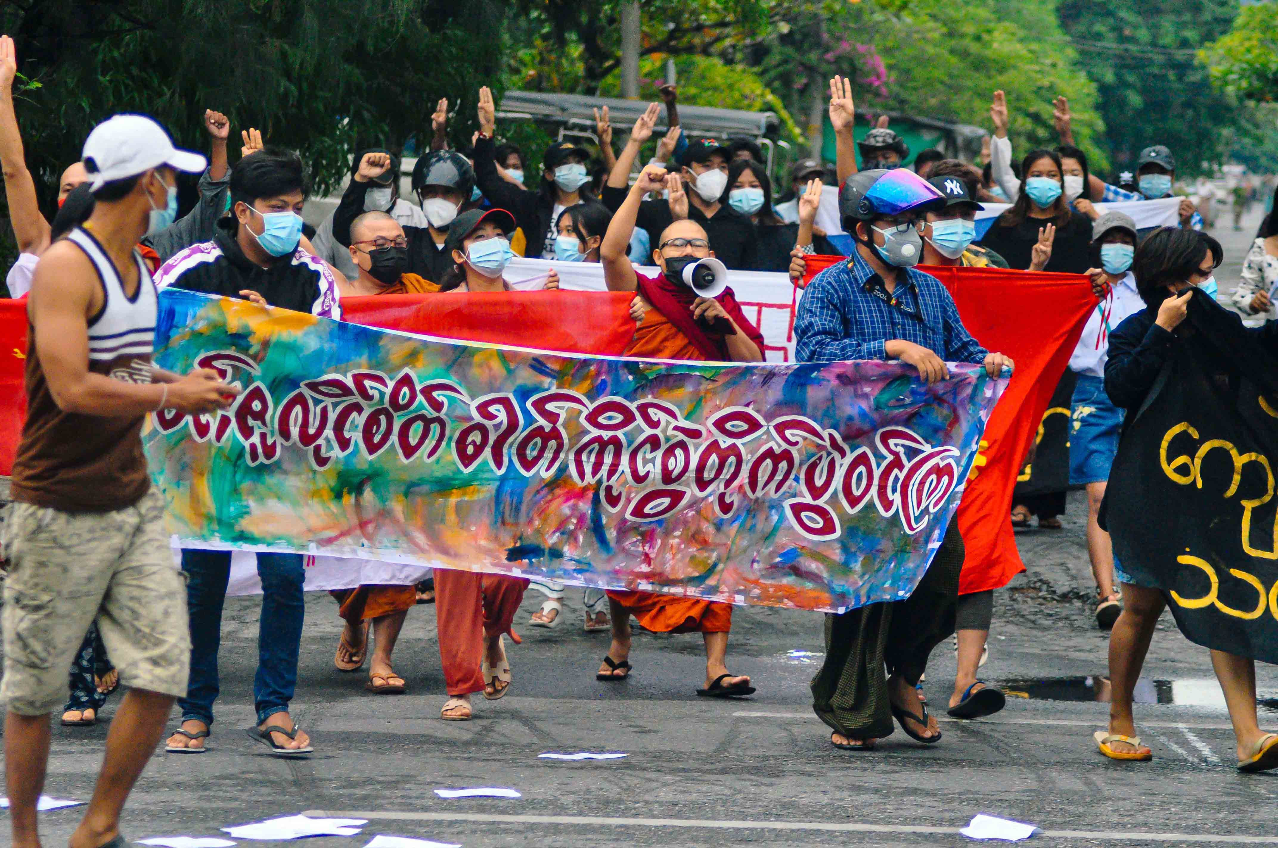 ဆဲဗင်းဇူလိုင်နေ့ ဆန္ဒပြသည့် မန္တလေးက မဟာမိတ်တပ်ပေါင်းစုသပိတ်စစ်ကြောင်း (ဓာတ်ပုံ)