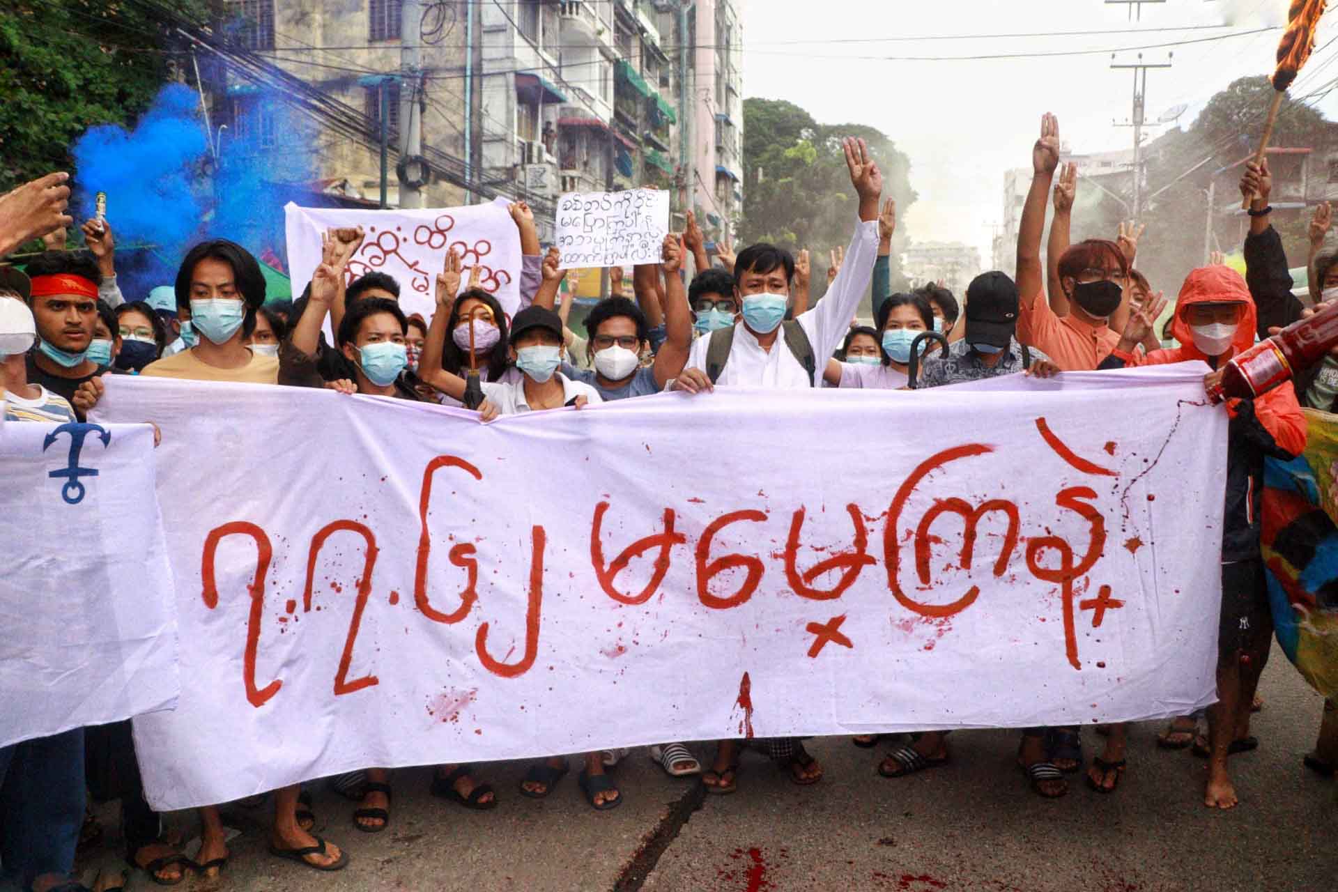 ‘ဆဲဗင်းဇူလိုင် မမေ့ကြနဲ့’ သပိတ်စစ်ကြောင်း စစ်အာဏာရှင်ဆန့်ကျင်ဆန္ဒပြ