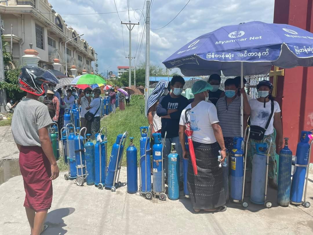 အောက်ဆီဂျင်ရရှိရေး တန်းစီစောင့်ဆိုင်းနေကြရသည့် မြန်မာပြည်သူများ (ဓာတ်ပုံ)