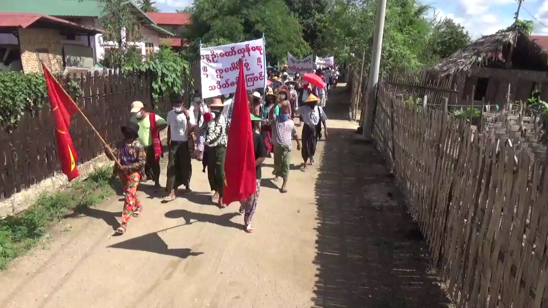 စစ်ကိုင်းတိုင်း ရွာ​ပေါင်းစုံသပိတ်စစ်​ကြောင်း ၁၂၄ ရက်​မြောက်​နေ့အဖြစ် ဆက်လက်ဆန္ဒပြ (ဓာတ်ပုံ)