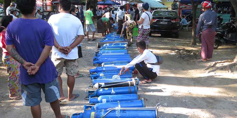 မန္တလေးတွင် အောက်ဆီဂျင်ရရှိရန် မနက် ၅ နာရီကတည်းက တန်းစီစောင့်ဆိုင်းနေရ (ဓာတ်ပုံ)