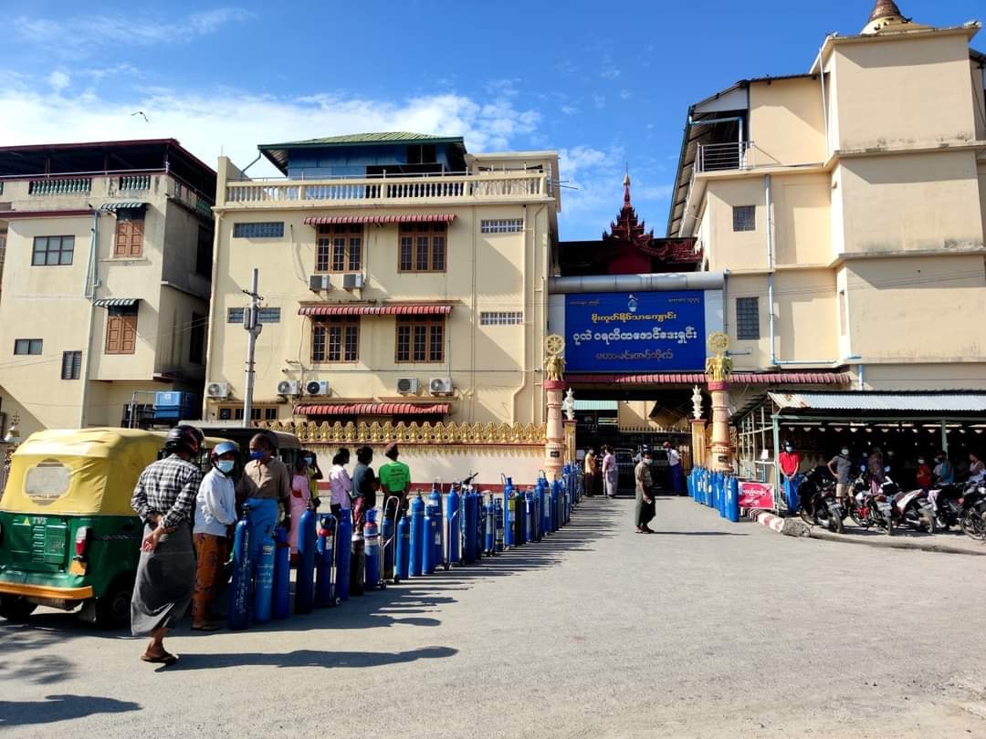 မန္တလေး ပုလဲပရဟိတဖောင်ဒေးရှင်းတွင် အောက်စီဂျင်ဖြည့်ရန် တန်းစီစောင့်ဆိုင်းနေမှုမြင်ကွင်း