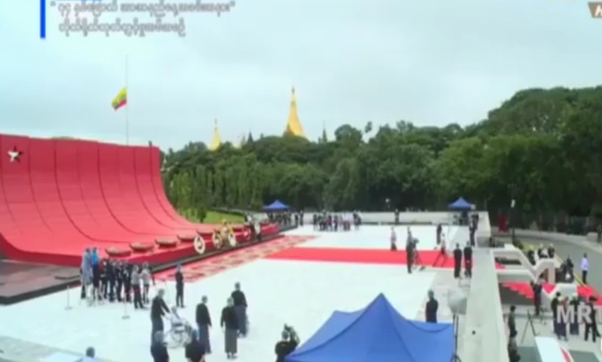 ဖမ်းဆီးခံ နိုင်ငံတော်အတိုင်ပင်ခံပုဂ္ဂိုလ်           ဒေါ်အောင်ဆန်းစုကြည် အာဇာနည်နေ့တွင် ဖခင်အတွက် လွမ်းသူပန်းခွေချ ကန်တော့ခွင့်မရ