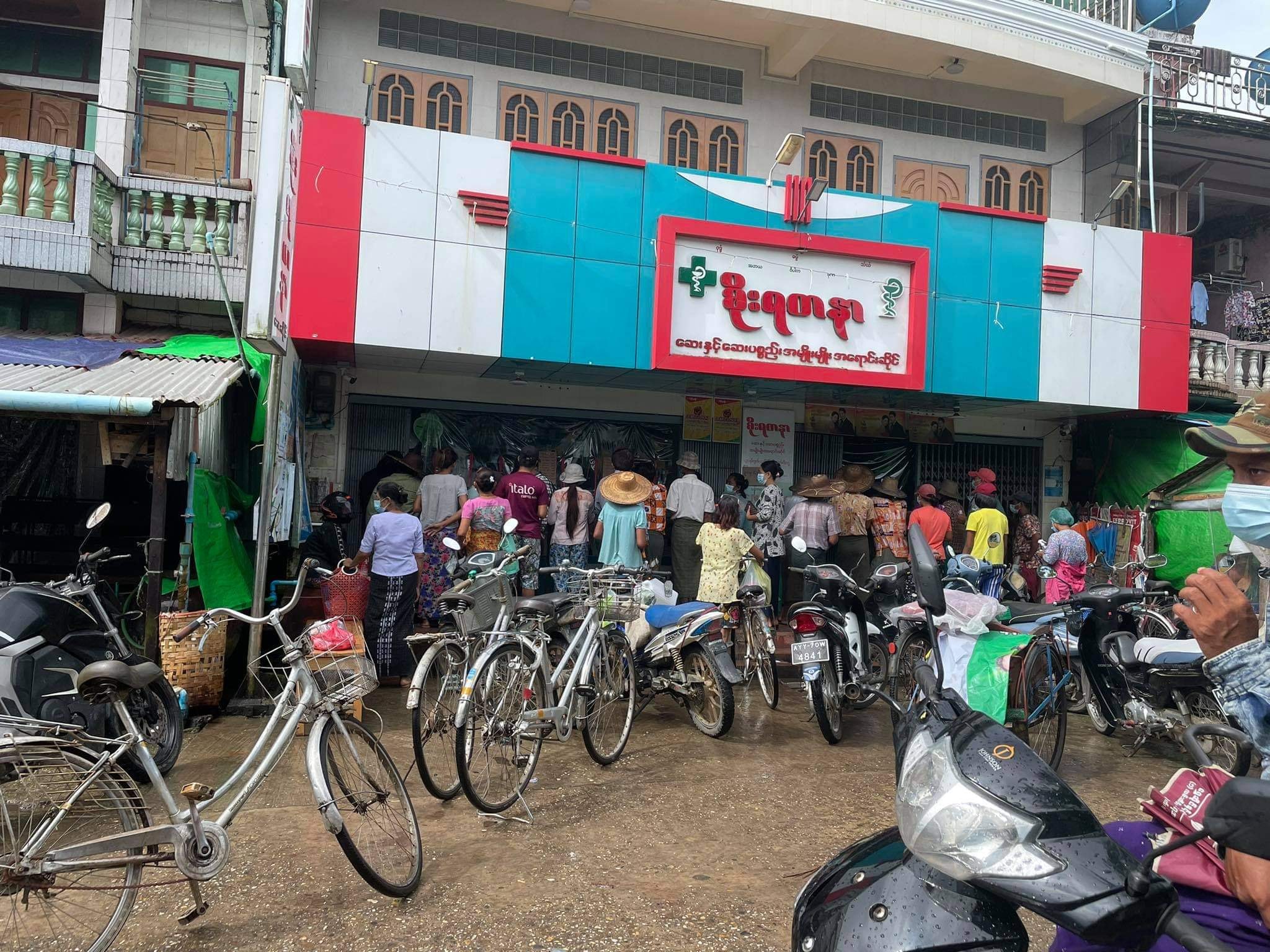 ဘိုကလေးတွင် နေအိမ်ပြင်ပထွက်ခွင့်ကန့်သတ်လိုက်သဖြင့် ဈေးဆိုင်များ၌ စုပြုံဝယ်ယူနေကြ