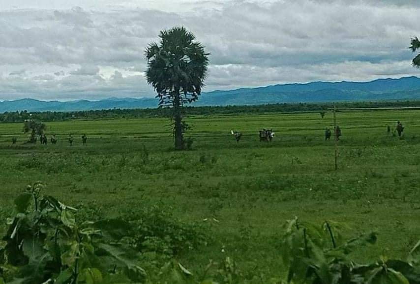 မြန်အောင်၌ စစ်တပ်က PDF တပ်ဖွဲ့ဝင်များအား တောနင်းရှာဖွေ၊ ဒေသခံများ၏ ရိက္ခာများကို လုယက်