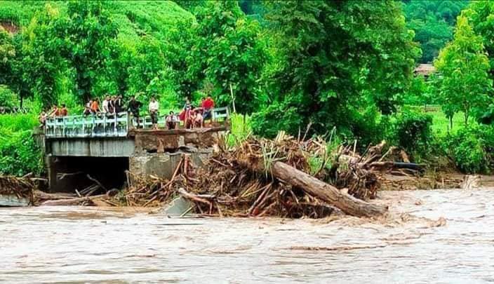 မိုင်းပျဉ်းမြို့နယ်၌ ရေကြီးပြီး တံတားပျက်စီးကာ  လမ်းလုပ်သားအချို့ရေထဲမျောပါသွား