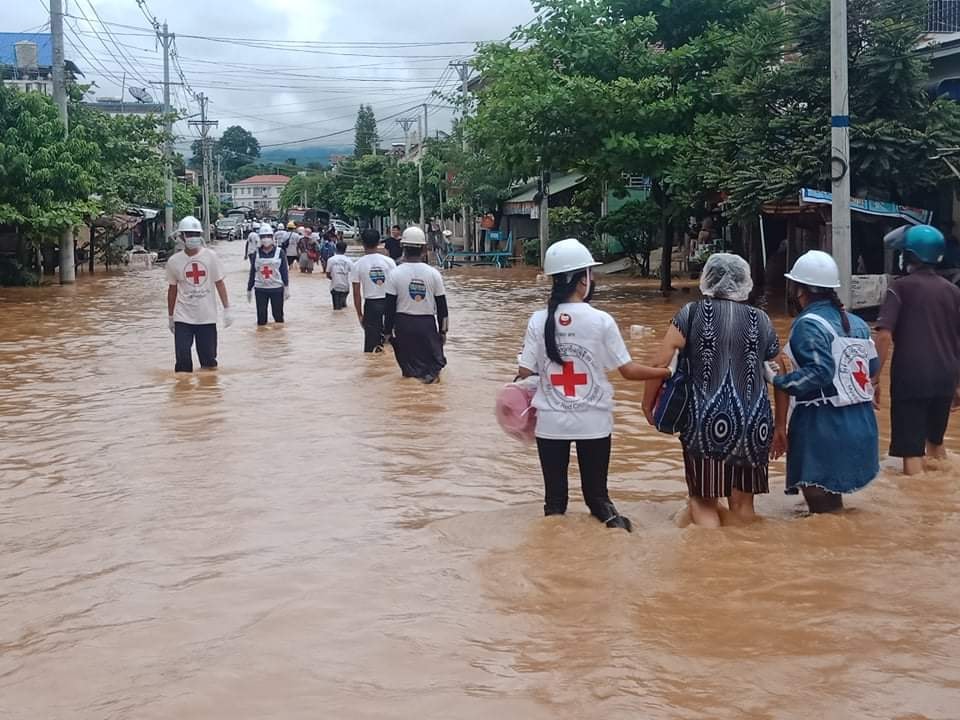 ကျိုင်းတုံမြို့တွင် မိုးသည်းထန် ချောင်းရေလျှံပြီး ရေကြီးနေ (ဓာတ်ပုံ)