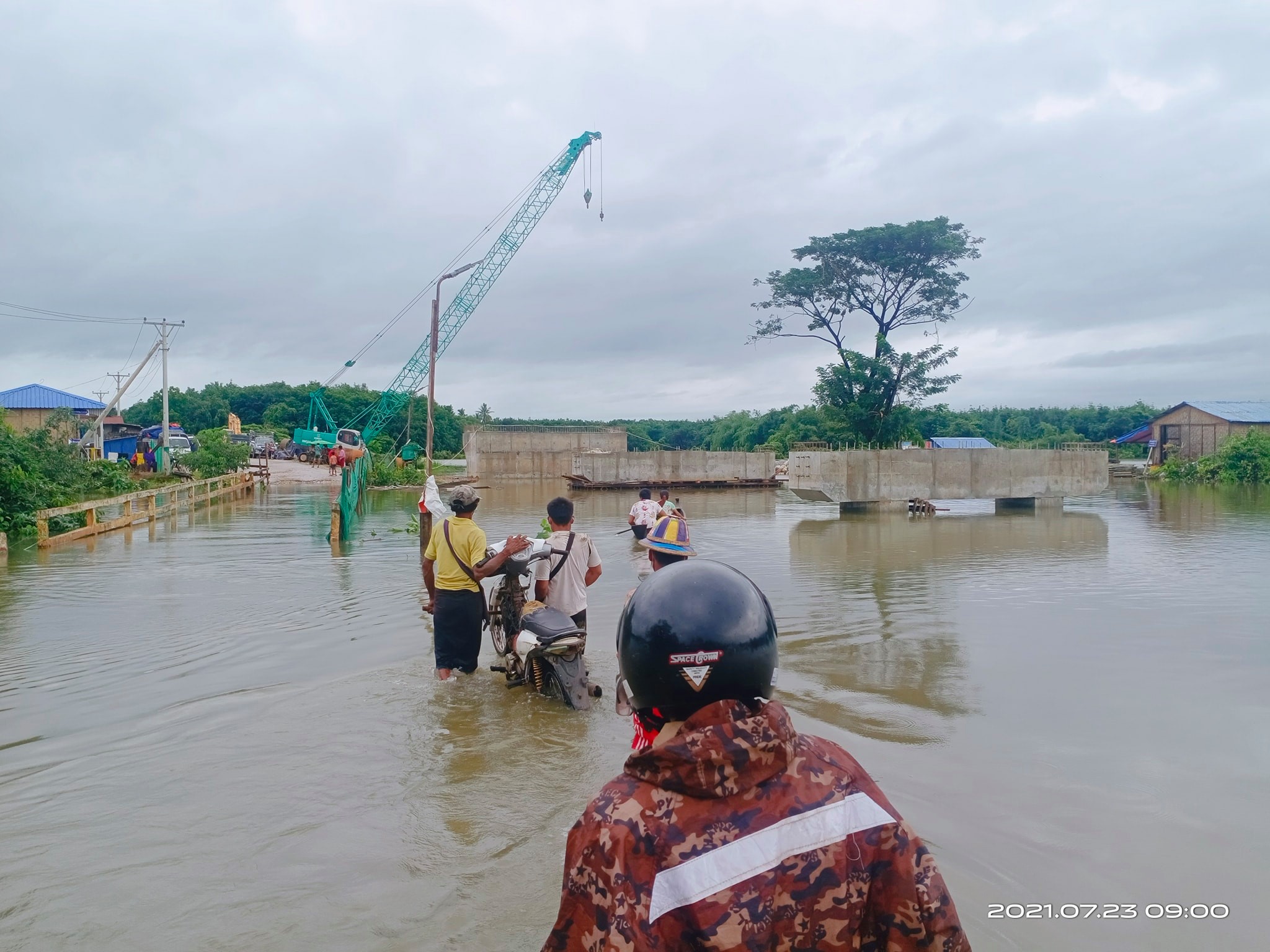 ကြာအင်းဆိပ်ကြီးမြို့၌ ရေကြီးရေလျှံ၊ ဒေသခံများ ရေဘေးလွတ်ရာ ပြောင်းရွှေ့