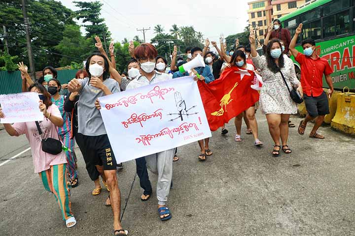 အင်းစိန်ထောင်မှသူရဲကောင်းများနဲ့အတူရပ်တည်ကြောင်း ဆန္ဒထုတ်ဖော် (ဓာတ်ပုံ)