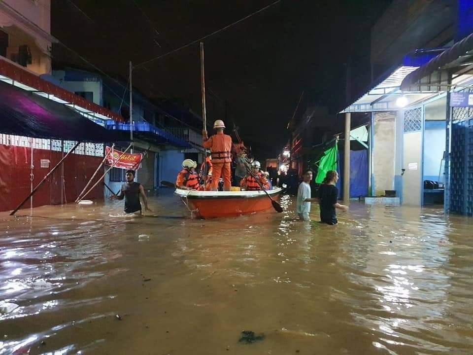 မြဝတီမြို့က ရေဘေးသင့်ပြည်သူများကို စစ်ကောင်စီ မကူညီသဖြင့် ပြည်သူချင်းပြန်ကူညီ