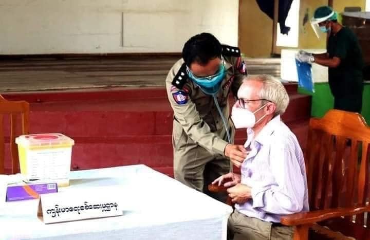 သြစတြေးလျစီးပွားရေးပညာရှင် ရှောင်တာနယ်လ်ကို အင်းစိန်ထောင်တွင်း ဆေးထိုးပေးနေသည့် ဓာတ်ပုံ ထွက်ပေါ်