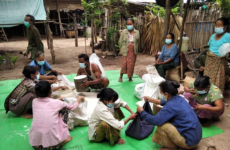 မကွေးမြို့နယ်က သက်ကြီးဘိုးဘွားများကို အခြေခံ စားသောက်ကုန်များ ထောက်ပံ့လှူဒါန်း