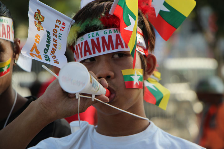 ေဘာလုံးပြဲမစတင္မီ ျမန္မာပရိသတ္မ်ား (ဓာတ္ပုံ)